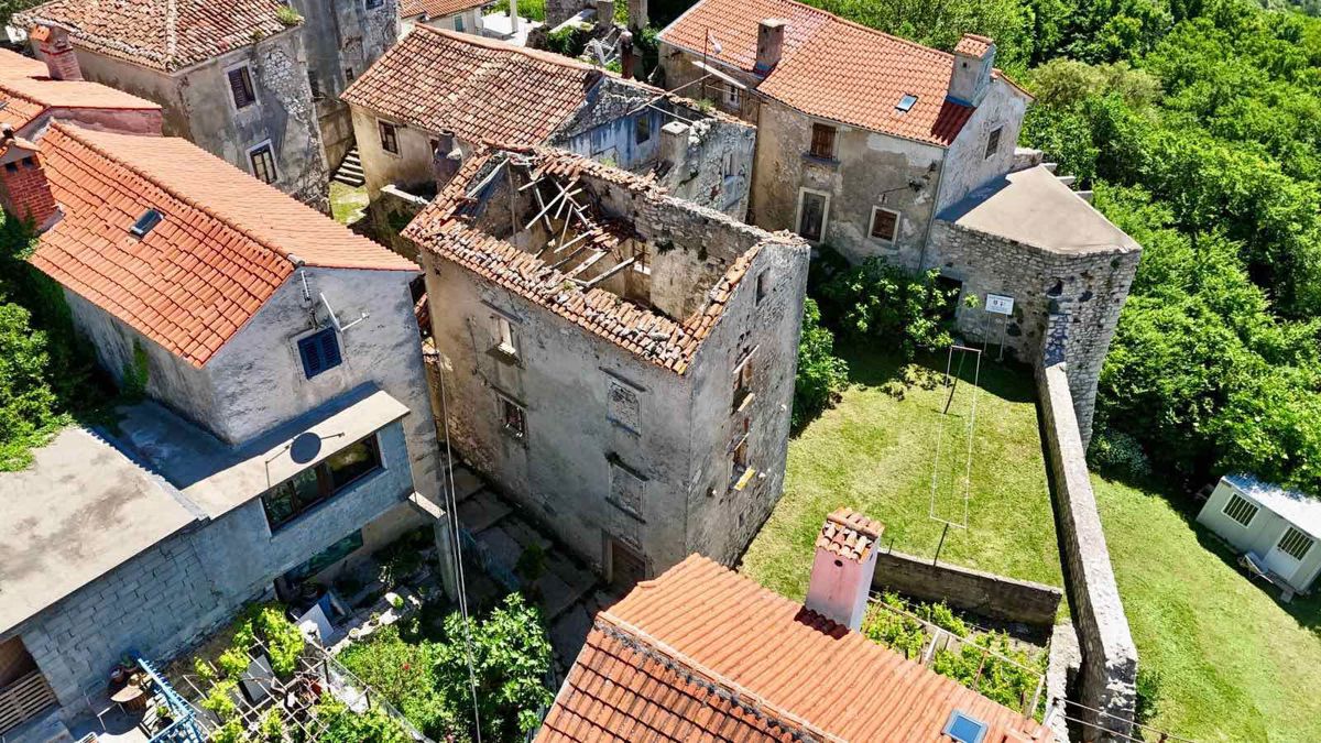 Hiša za adaptacijo s pogledom na morje