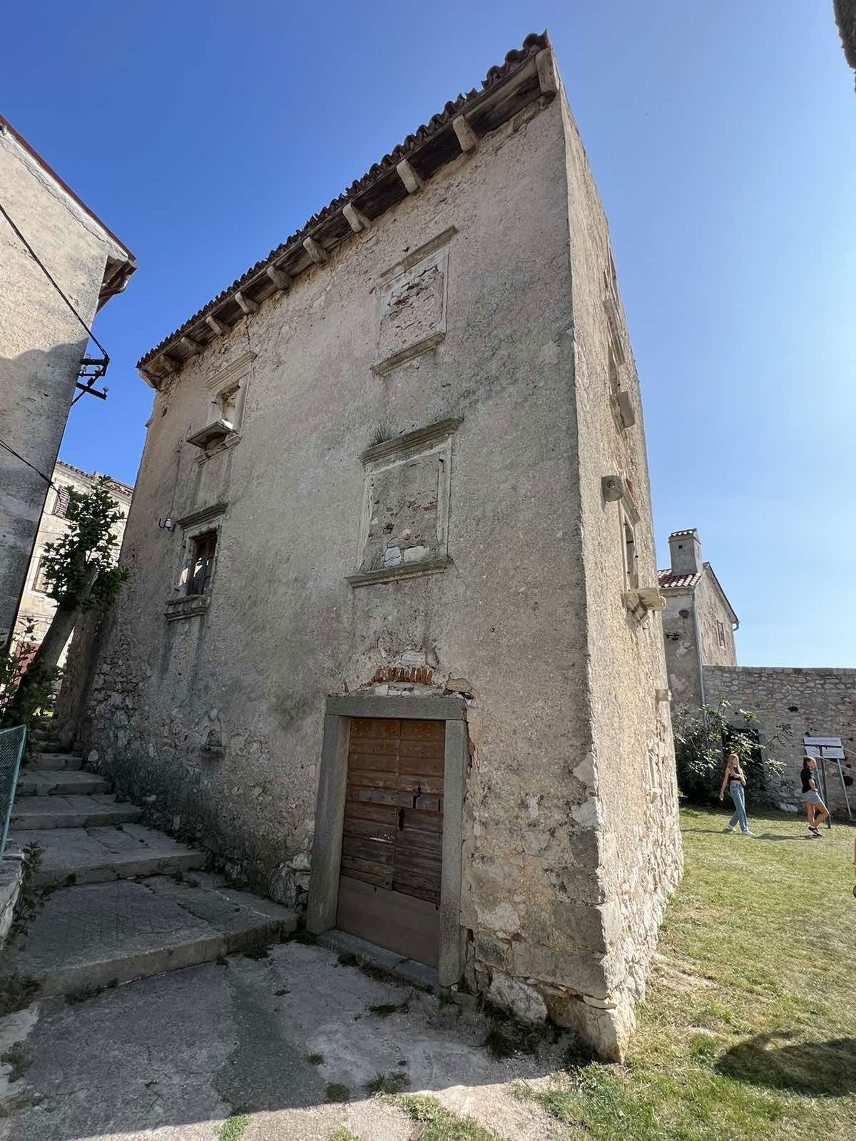 Hiša za adaptacijo s pogledom na morje