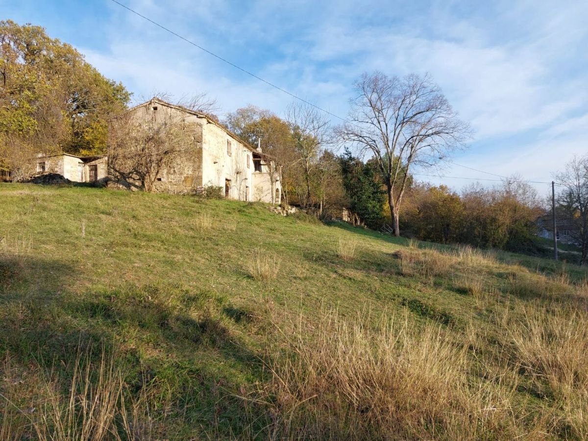 Cerovlje, kamnita hiša za obnovo