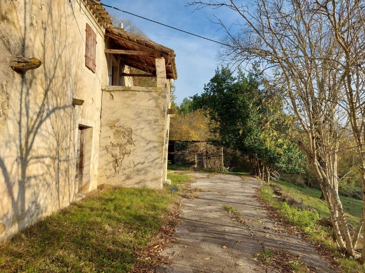 Cerovlje, kamnita hiša za obnovo