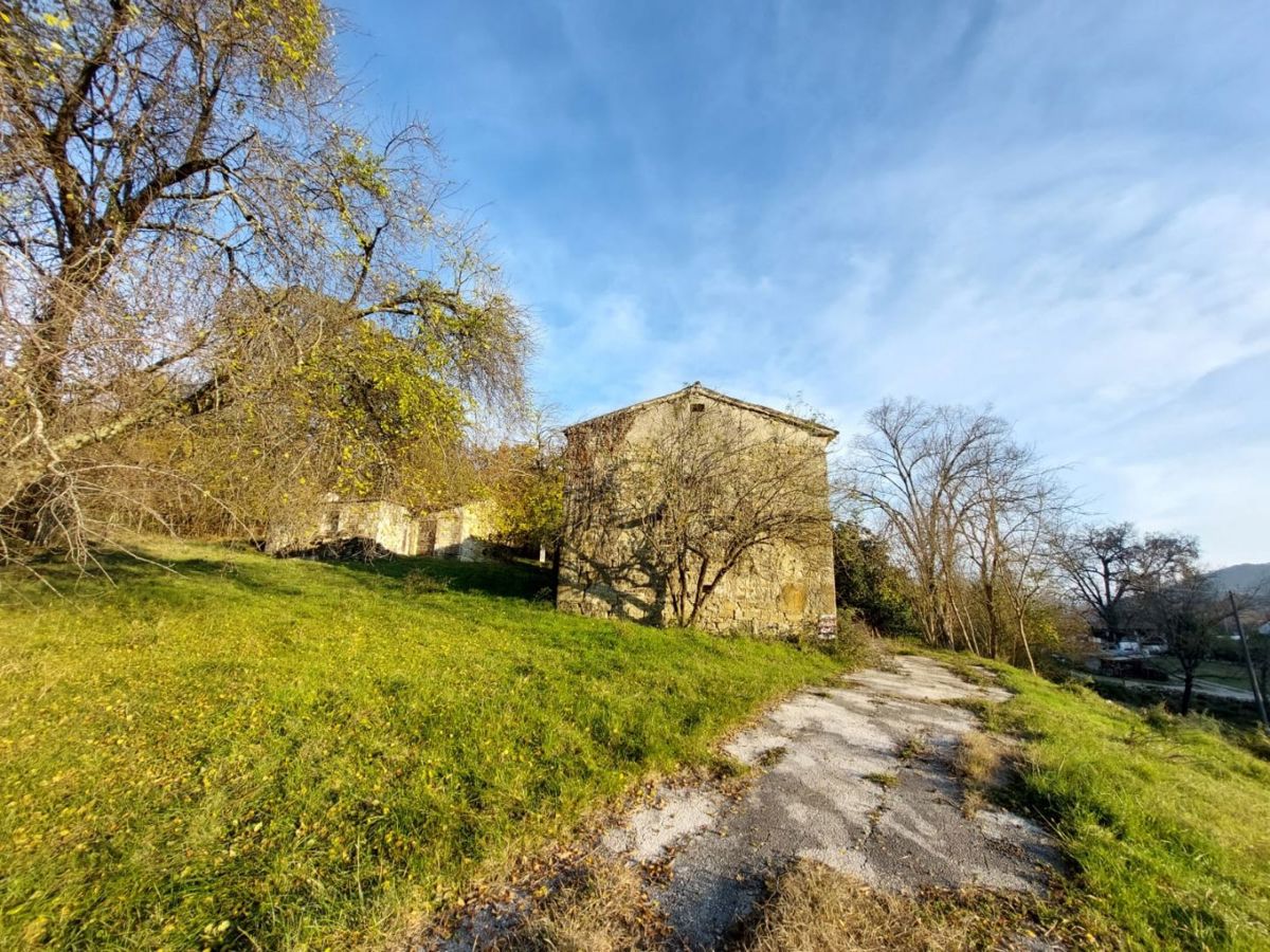 Cerovlje, kamnita hiša za obnovo