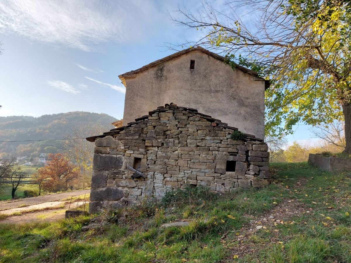 Cerovlje, kamnita hiša za obnovo