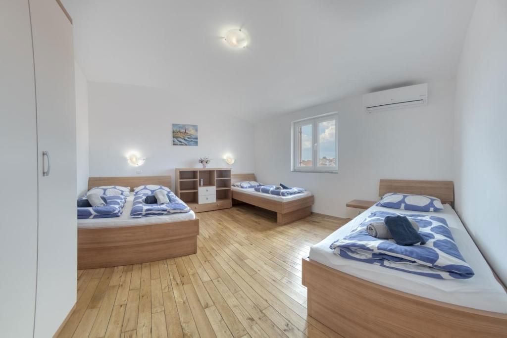 Vila z bazenom in čudovitim vrtom, v bližini Ližnjana