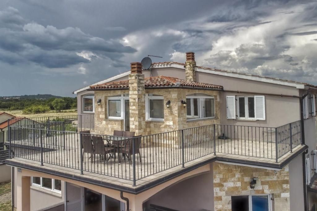 Vila z bazenom in čudovitim vrtom, v bližini Ližnjana