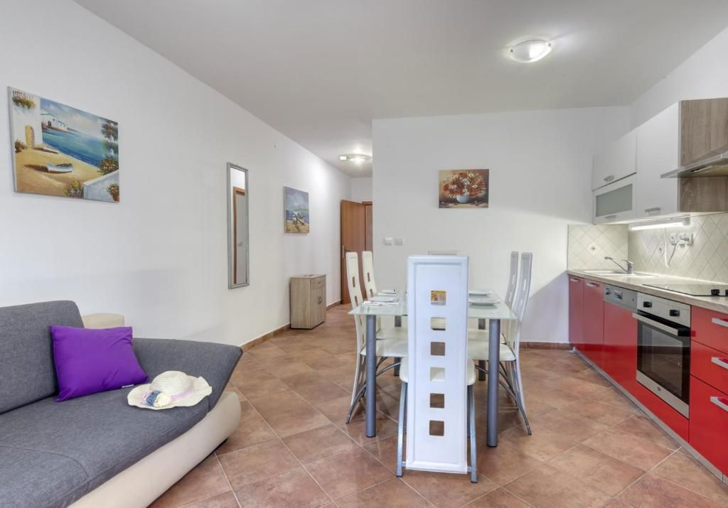 Vila z bazenom in čudovitim vrtom, v bližini Ližnjana