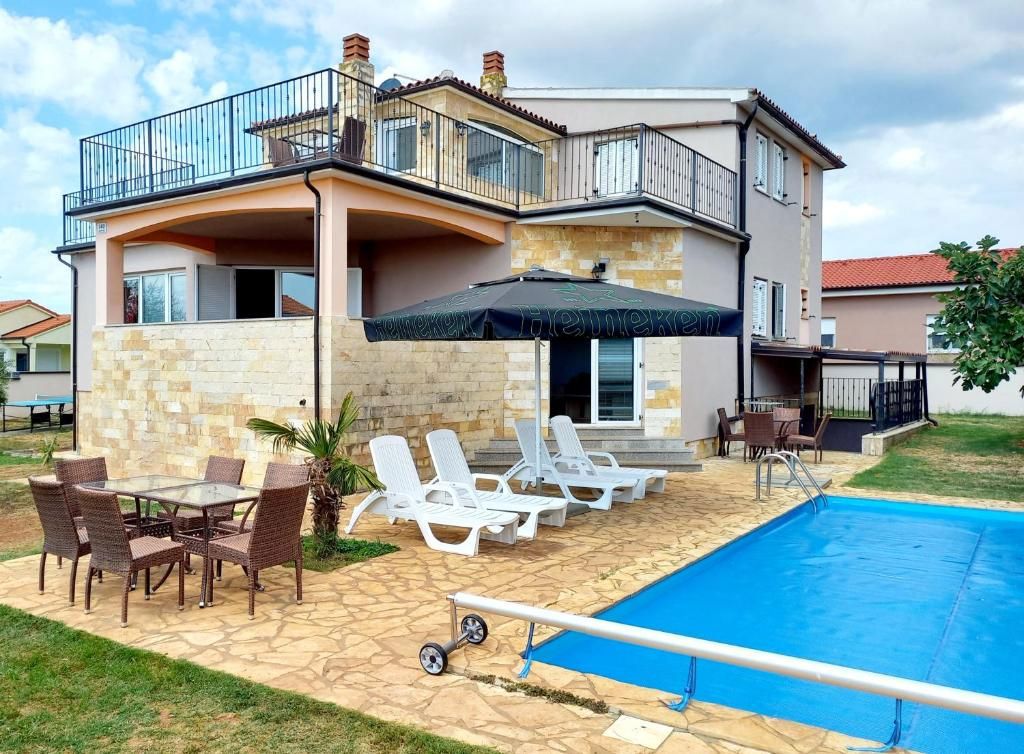 Vila z bazenom in čudovitim vrtom, v bližini Ližnjana