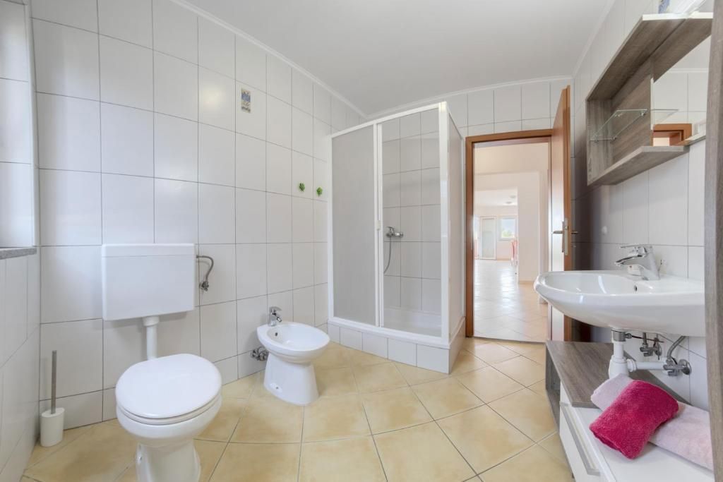 Vila z bazenom in čudovitim vrtom, v bližini Ližnjana