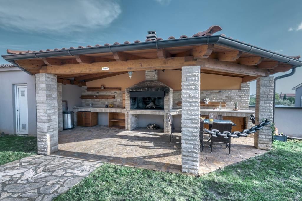 Vila z bazenom in čudovitim vrtom, v bližini Ližnjana