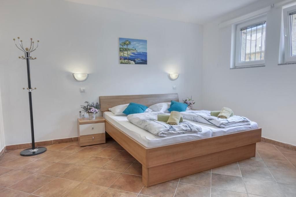 Vila z bazenom in čudovitim vrtom, v bližini Ližnjana