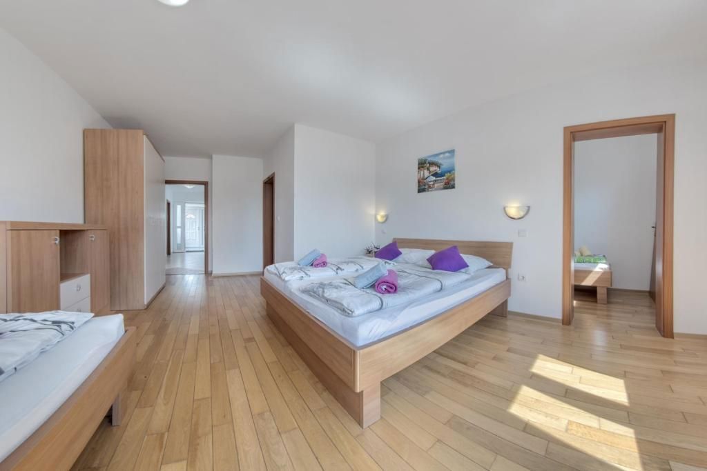 Vila z bazenom in čudovitim vrtom, v bližini Ližnjana