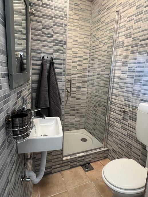 Obnovljena kamnita hiša z 2 apartmajema, v bližini Marčane