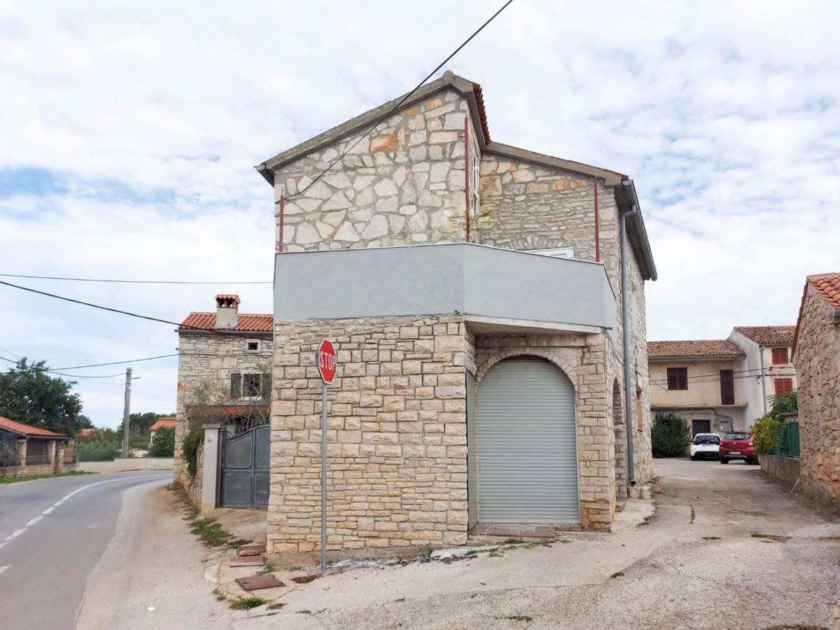 Obnovljena kamnita hiša z 2 apartmajema, v bližini Marčane