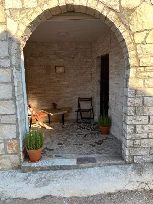 Obnovljena kamnita hiša z 2 apartmajema, v bližini Marčane