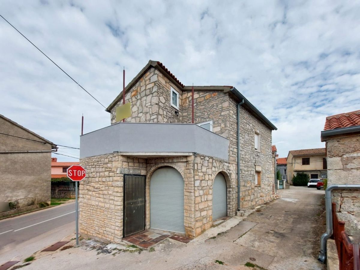 Obnovljena kamnita hiša z 2 apartmajema, v bližini Marčane