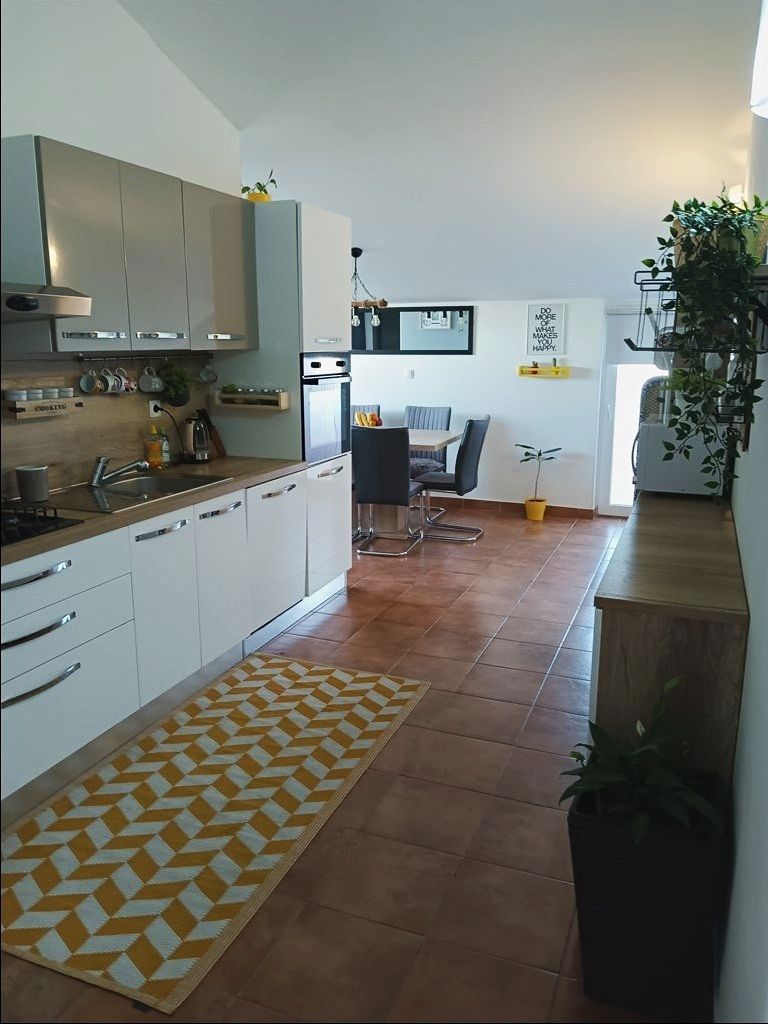 Trisobno stanovanje z dvema balkonoma in razgledom, blizu Pule