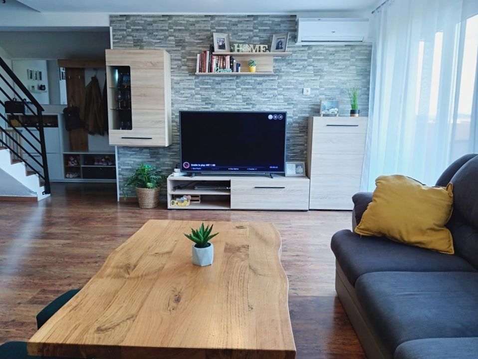 Trisobno stanovanje z dvema balkonoma in razgledom, blizu Pule