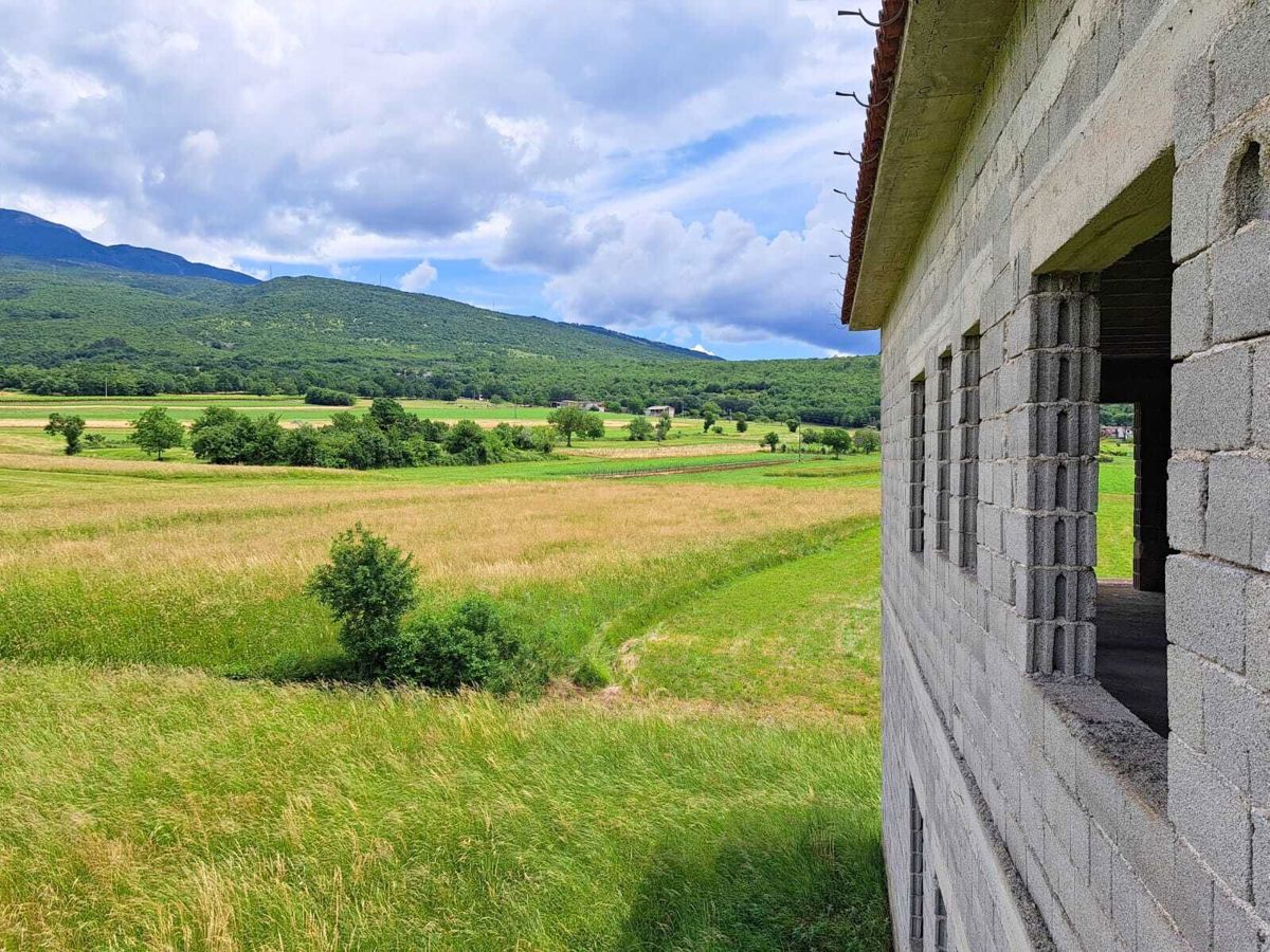 Boljun, hiša z odprtim pogledom na naravo