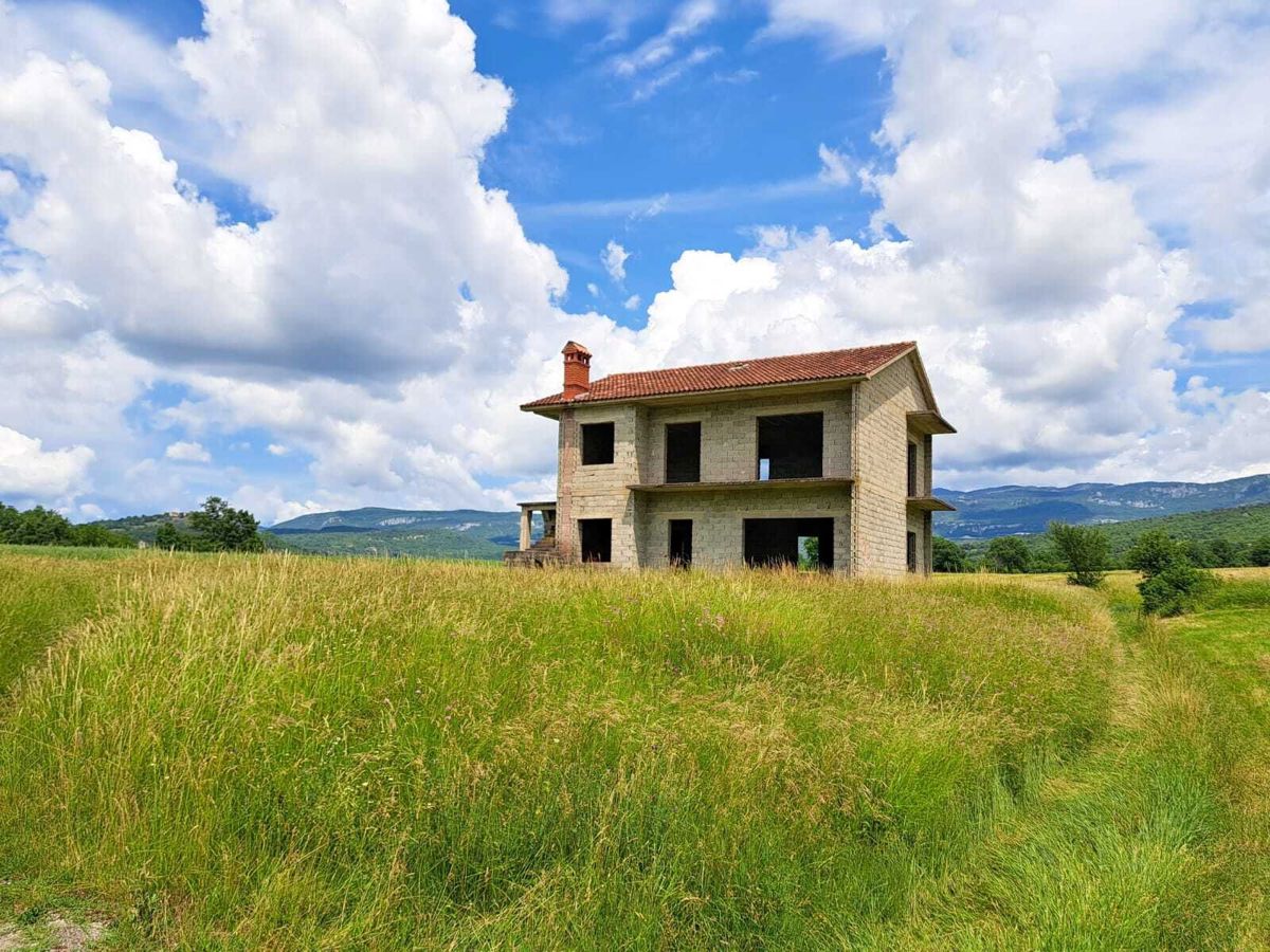 Boljun, hiša z odprtim pogledom na naravo