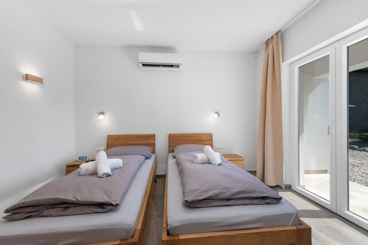 Labin, luksuzna vila z ogrevanim bazenom, jacuzzijem in savno.