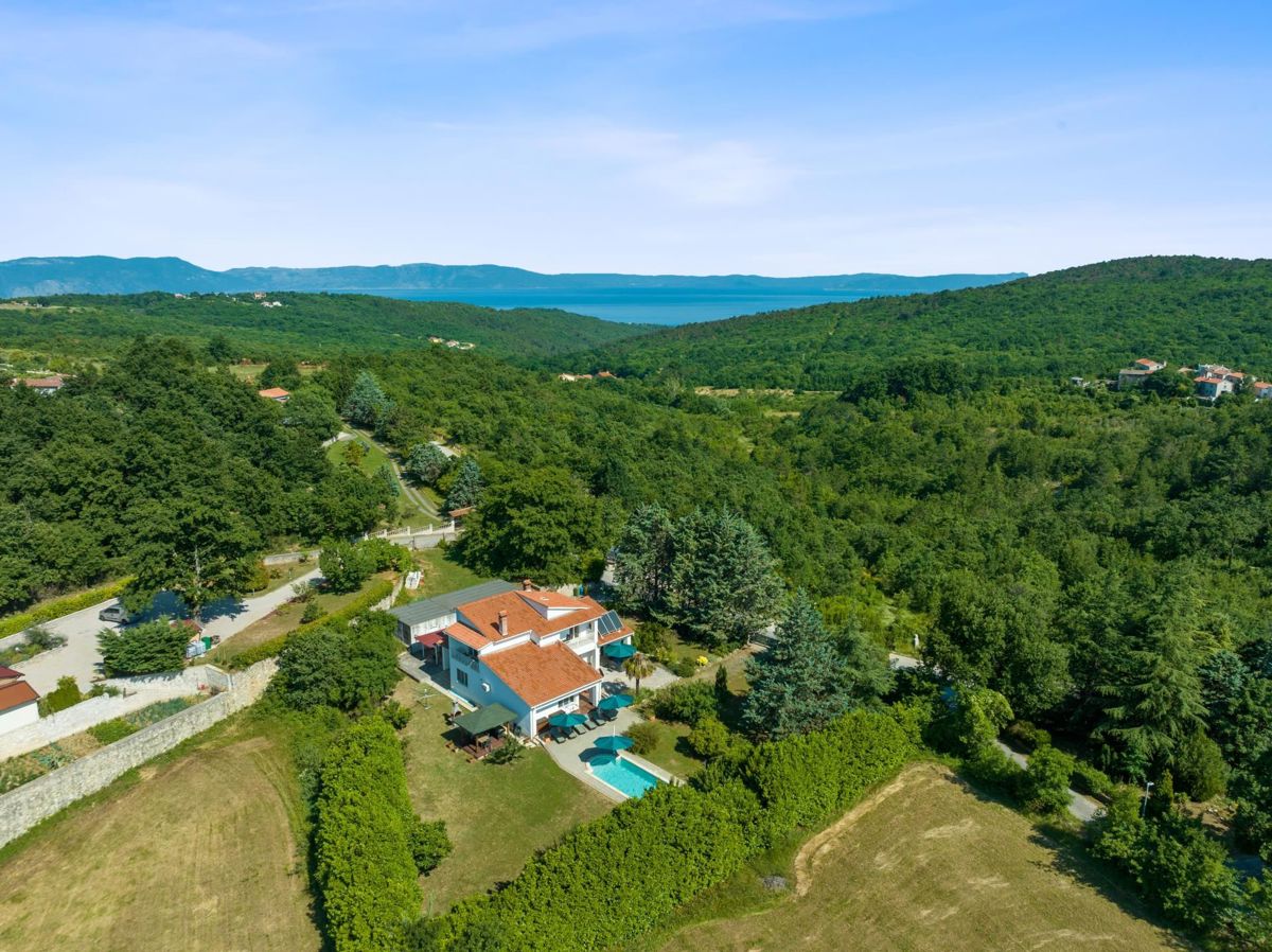 Labin, luksuzna vila z ogrevanim bazenom, jacuzzijem in savno.