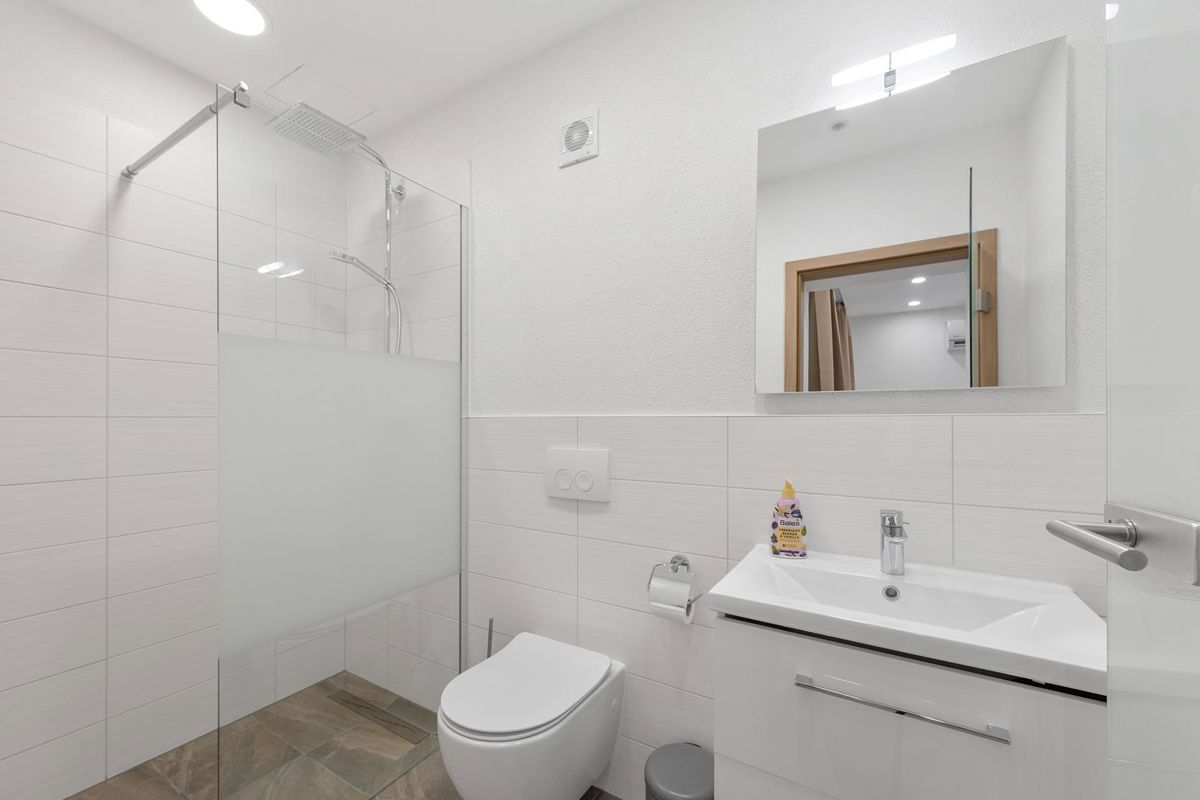 Labin, luksuzna vila z ogrevanim bazenom, jacuzzijem in savno.