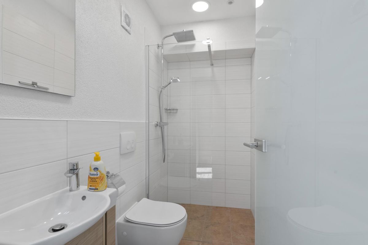 Labin, luksuzna vila z ogrevanim bazenom, jacuzzijem in savno.