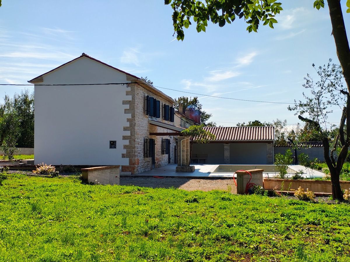 Istra, Barban, prenovljena kamnita hiša z bazenom in velikim vrtom.