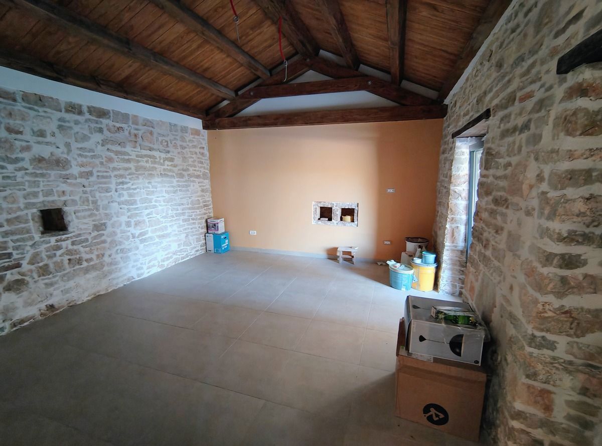 Istra, Barban, prenovljena kamnita hiša z bazenom in velikim vrtom.