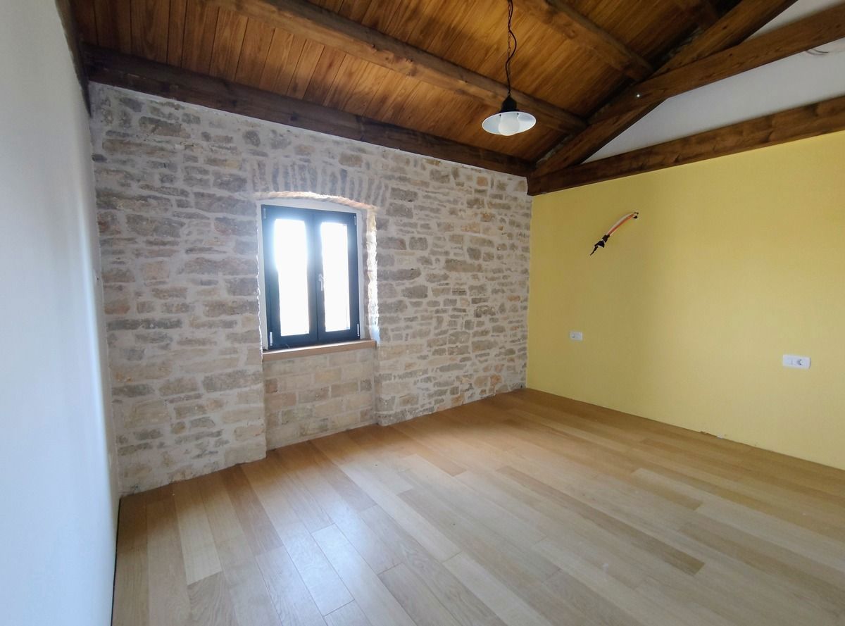 Istra, Barban, prenovljena kamnita hiša z bazenom in velikim vrtom.