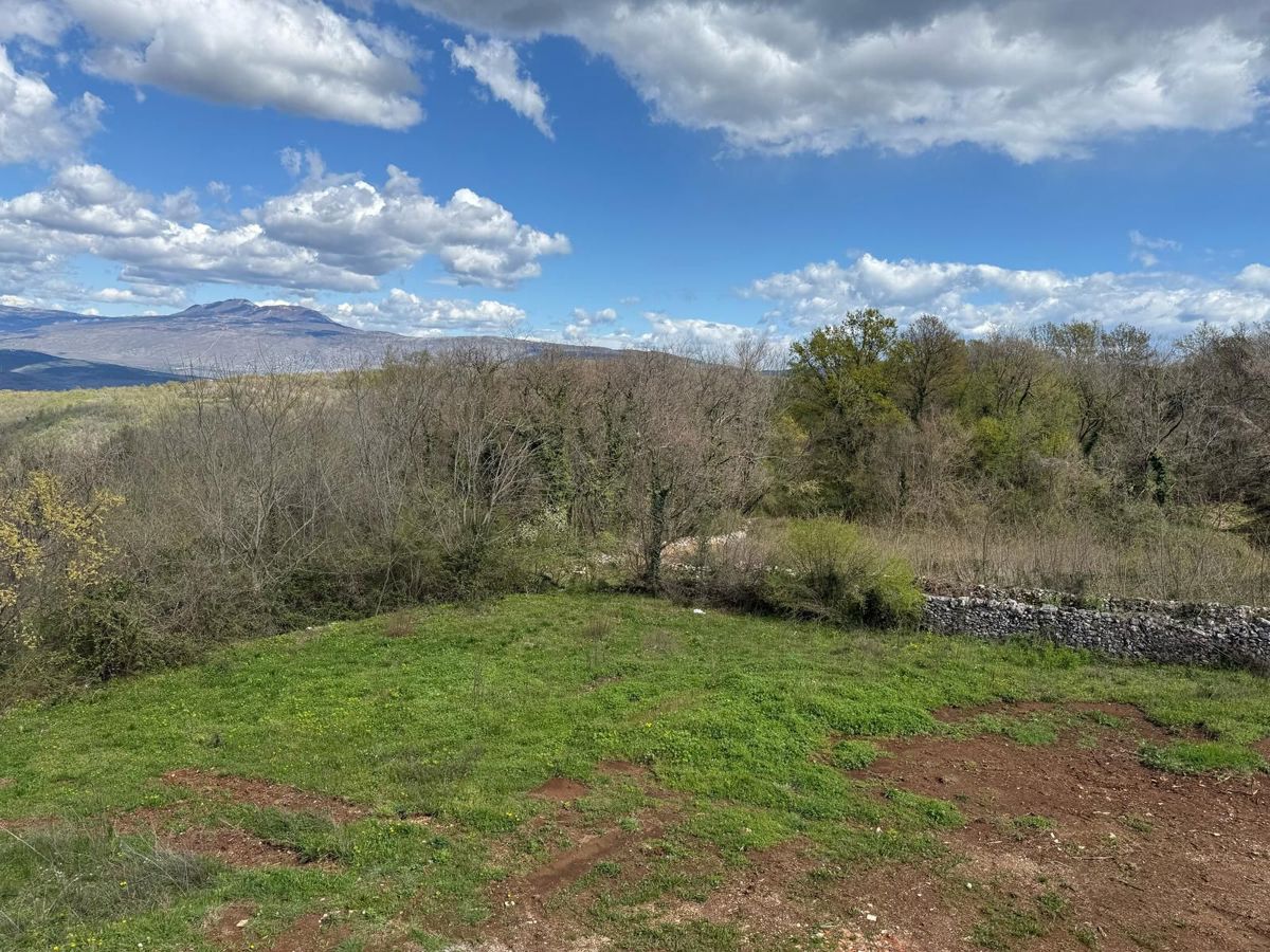 Zemljišče na robu vasi s panoramskim razgledom, Labin