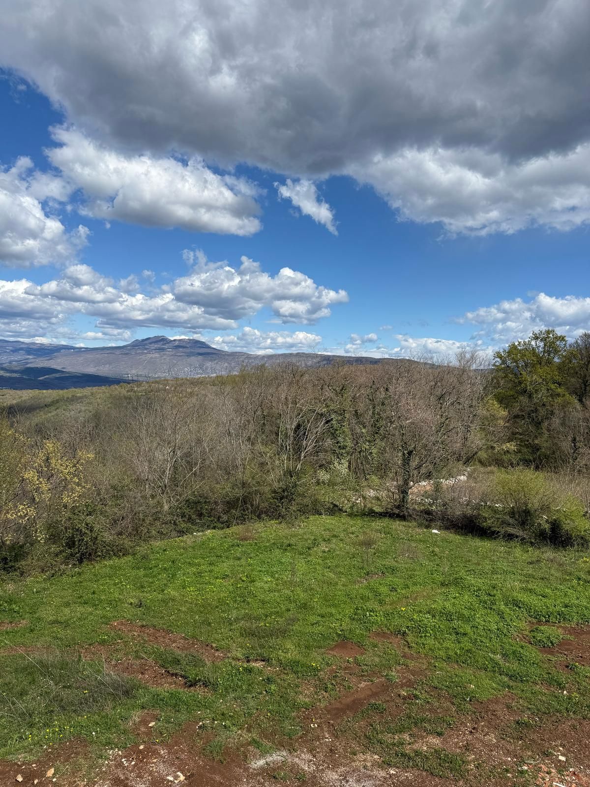 Zemljišče na robu vasi s panoramskim razgledom, Labin
