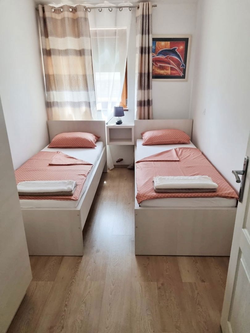 Hiša s tremi stanovanjskimi enotami in bazenom, blizu Poreča