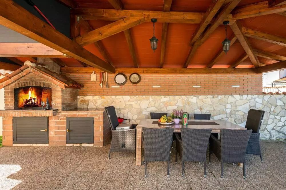 Hiša s tremi stanovanjskimi enotami in bazenom, blizu Poreča