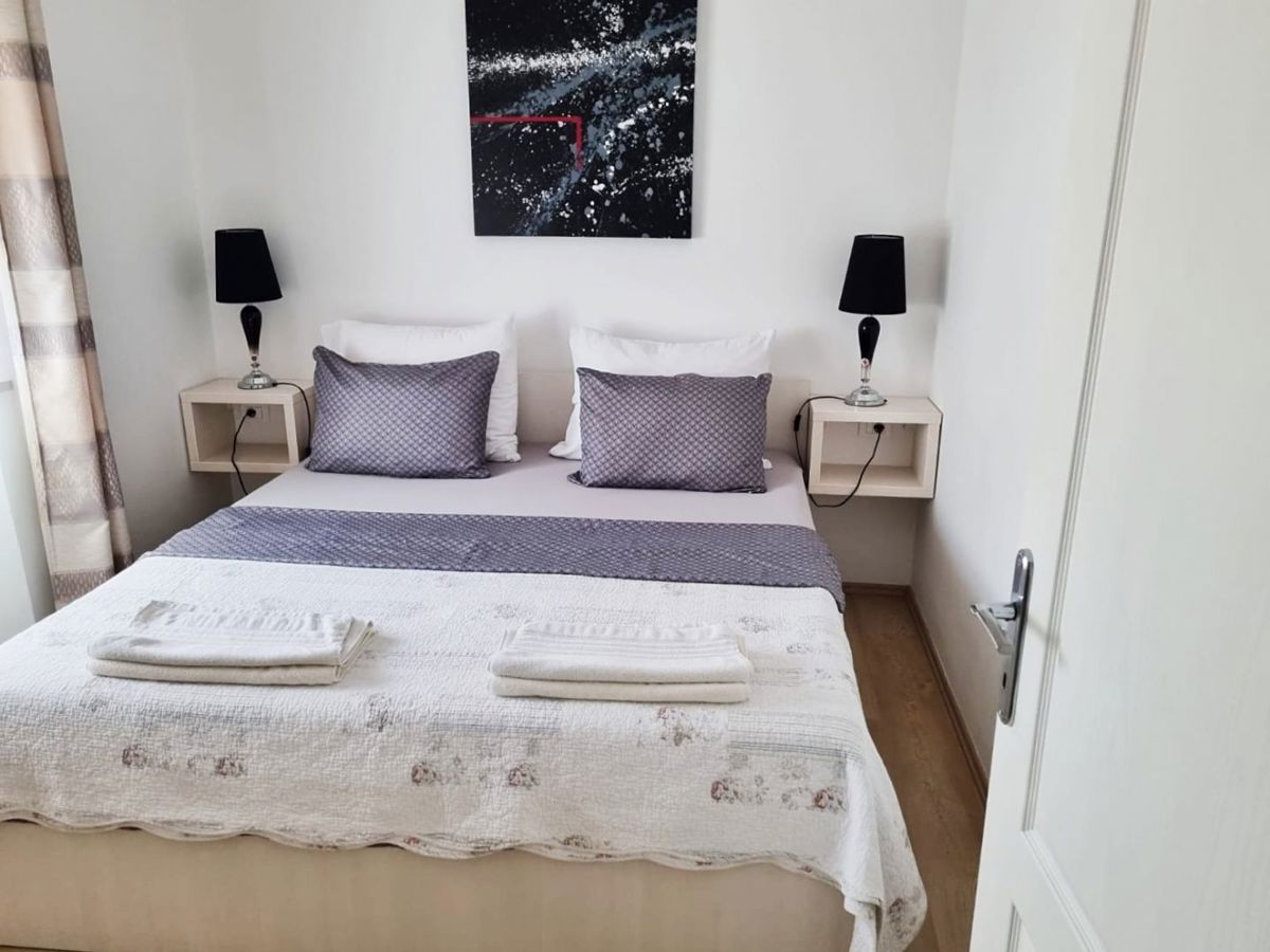 Hiša s tremi stanovanjskimi enotami in bazenom, blizu Poreča