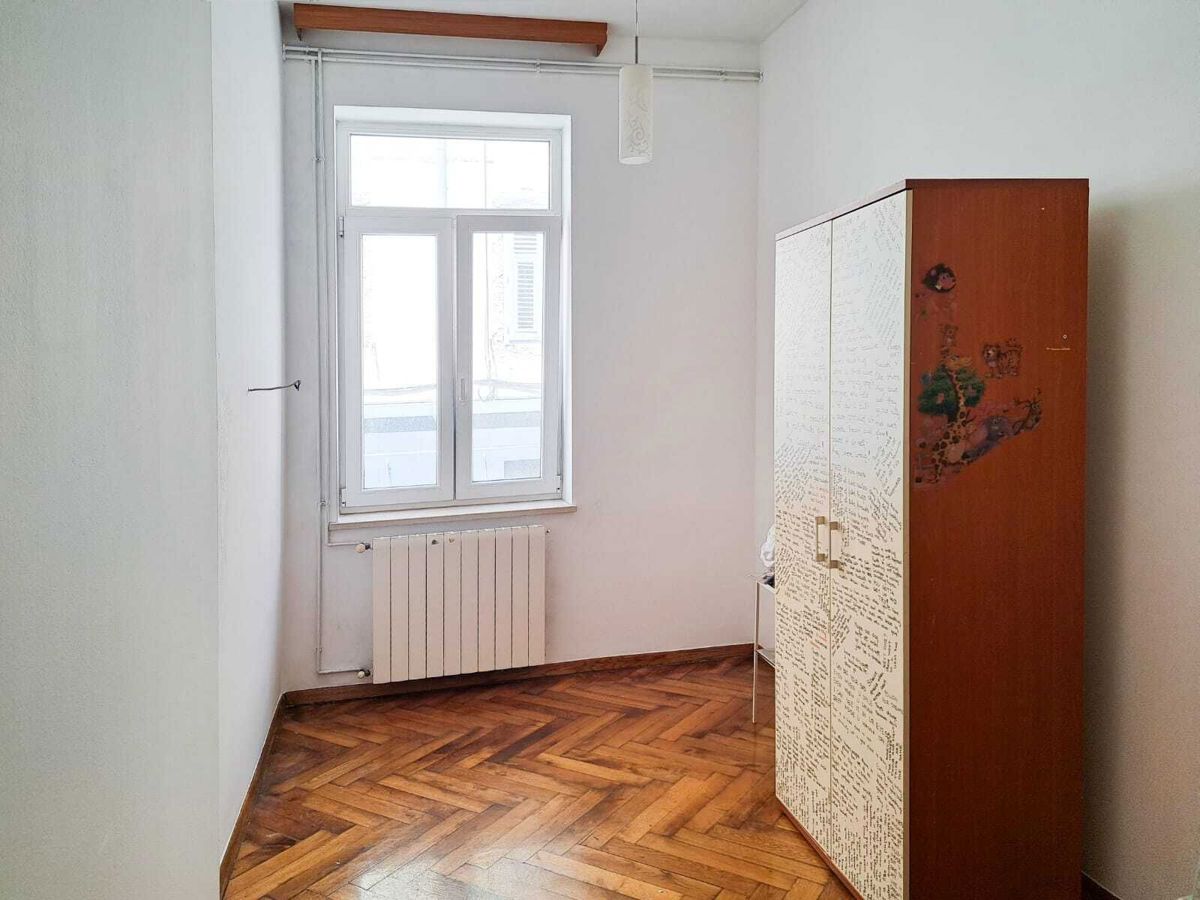 Prenovljeno štirisobno stanovanje z balkonom, center Pule