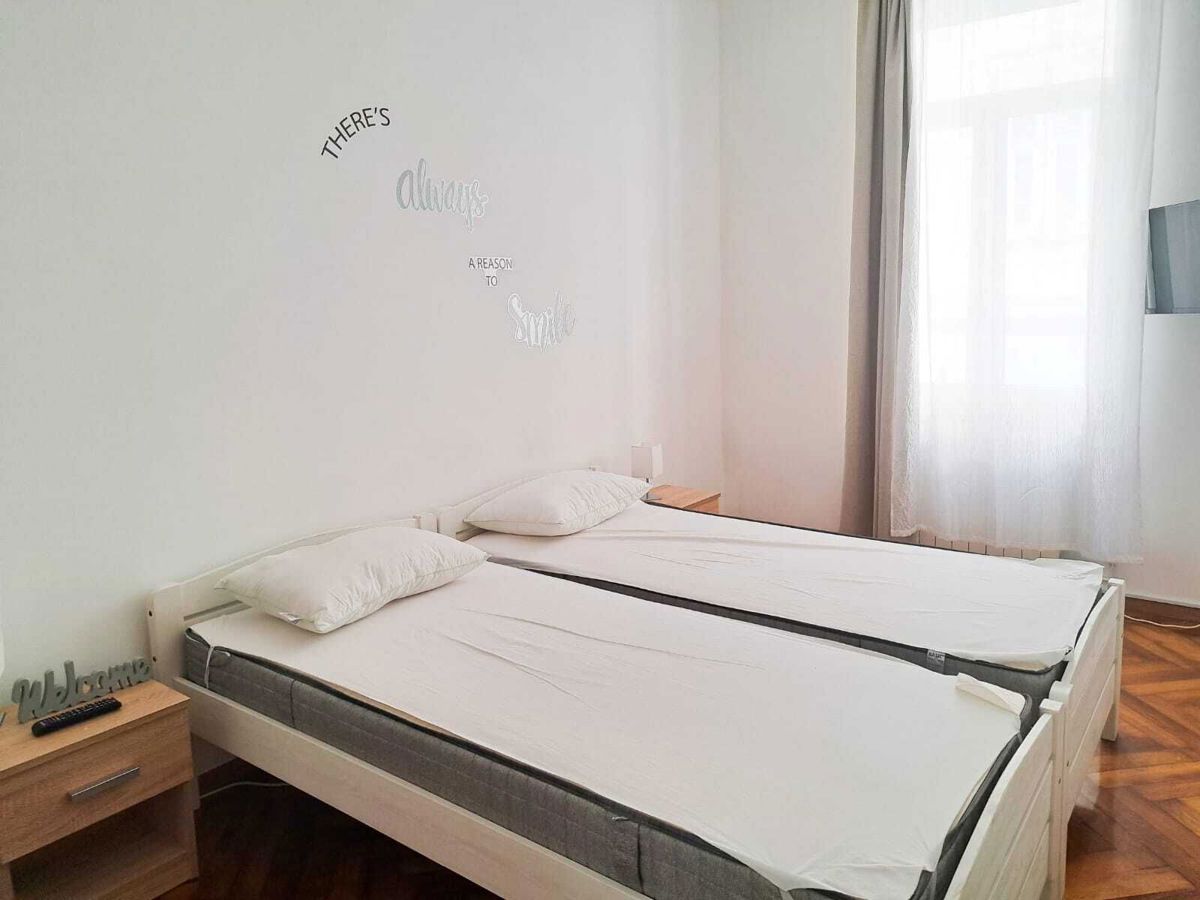 Prenovljeno štirisobno stanovanje z balkonom, center Pule