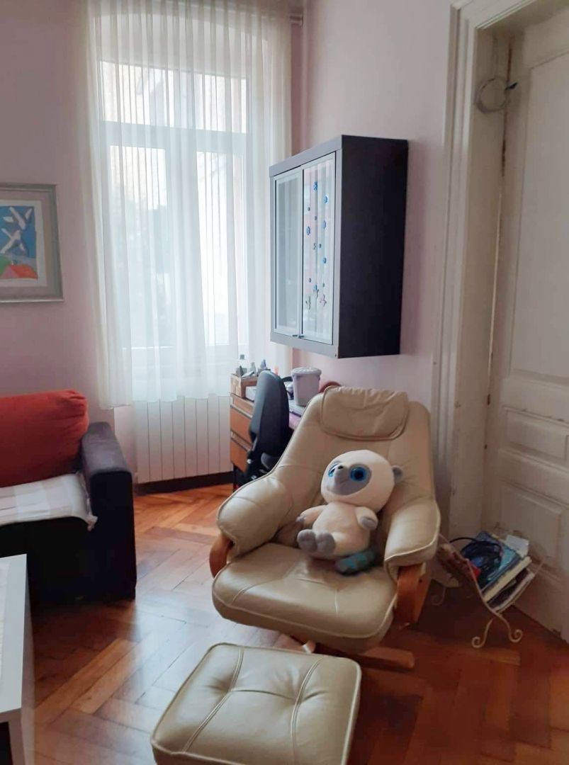 Prenovljeno štirisobno stanovanje z balkonom, center Pule