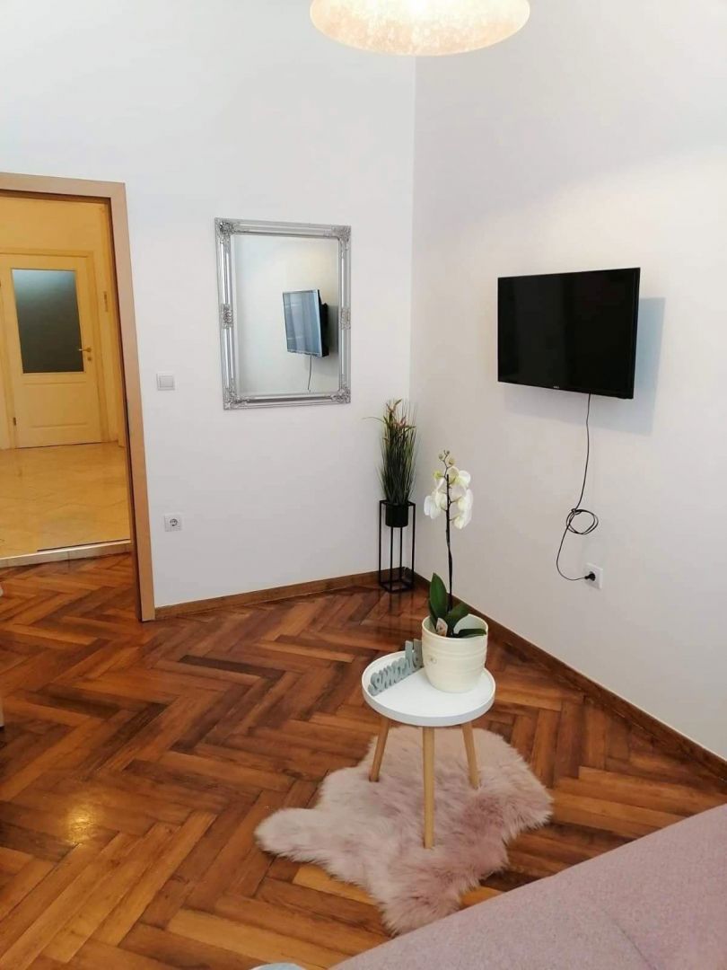 Prenovljeno štirisobno stanovanje z balkonom, center Pule