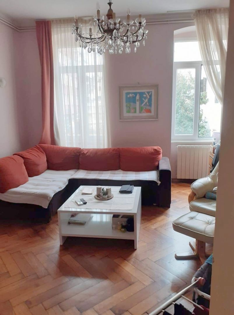 Prenovljeno štirisobno stanovanje z balkonom, center Pule