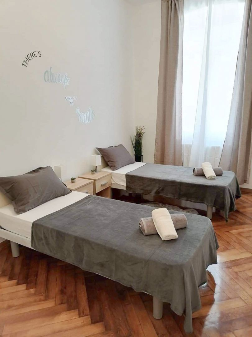 Prenovljeno štirisobno stanovanje z balkonom, center Pule