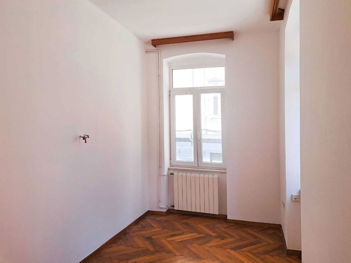 Prenovljeno štirisobno stanovanje z balkonom, center Pule