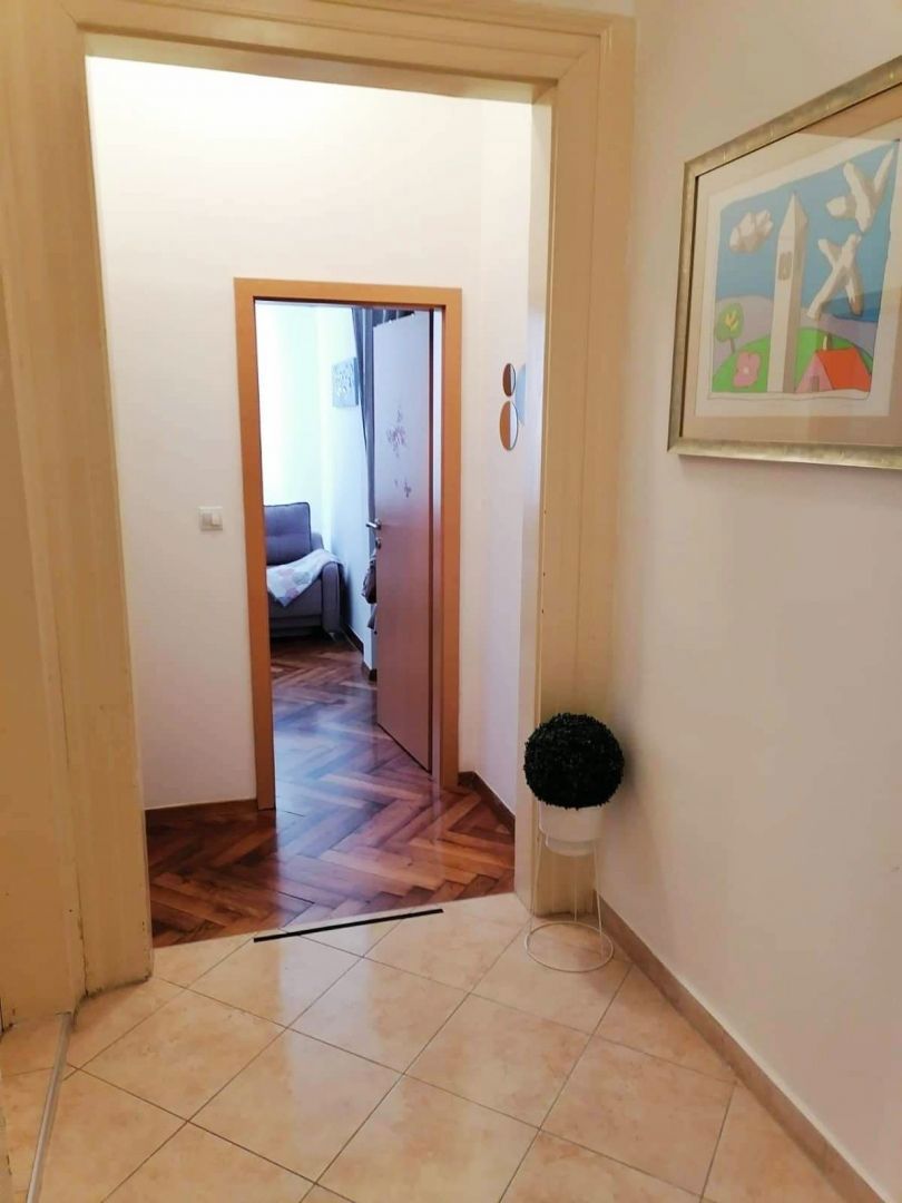 Prenovljeno štirisobno stanovanje z balkonom, center Pule