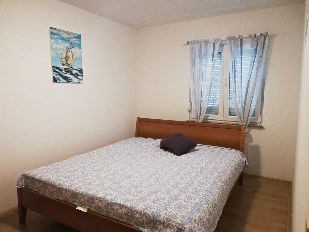 Dvosobno stanovanje z balkonom v prvem nadstropju, Pula
