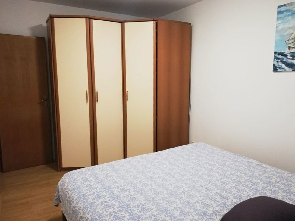 Dvosobno stanovanje z balkonom v prvem nadstropju, Pula