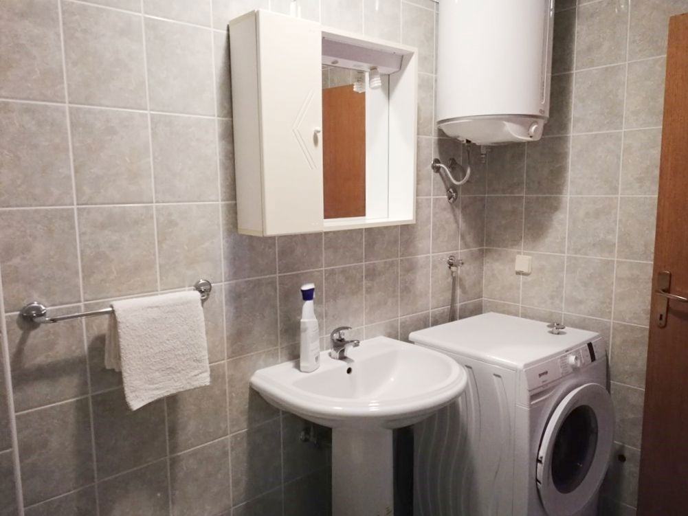 Dvosobno stanovanje z balkonom v prvem nadstropju, Pula