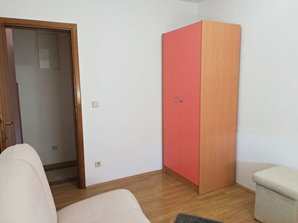 Dvosobno stanovanje z balkonom v prvem nadstropju, Pula