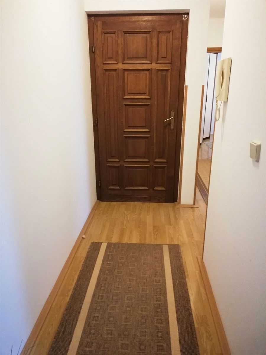 Dvosobno stanovanje z balkonom v prvem nadstropju, Pula