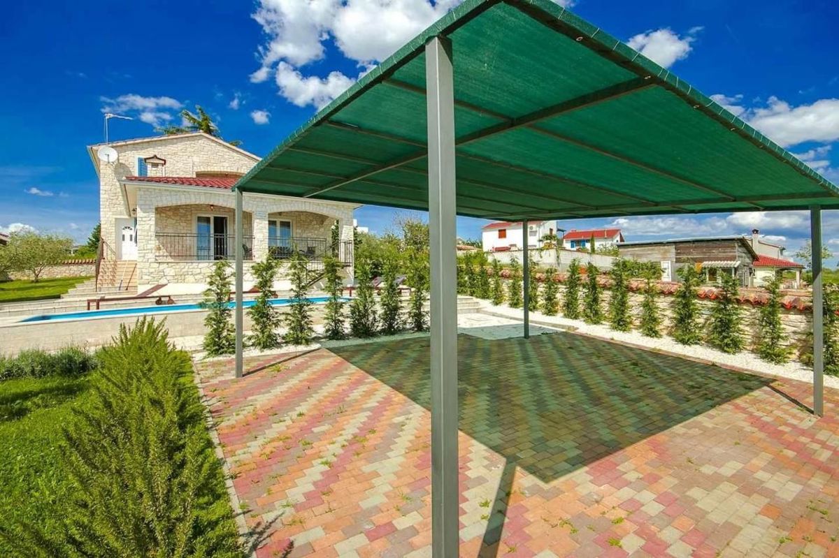 Kamnita vila z bazenom, blizu Poreča