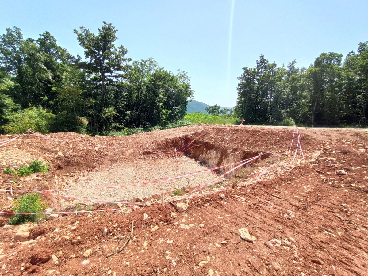 Gradbeno zemljišče 554 m2 z projektom, okolica Labina