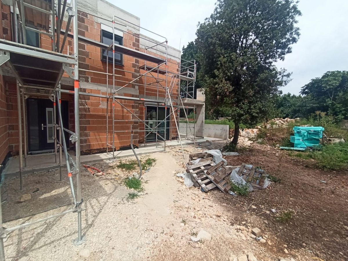 Prostorno dvonadstropno stanovanje z vrtom, v bližini Poreča